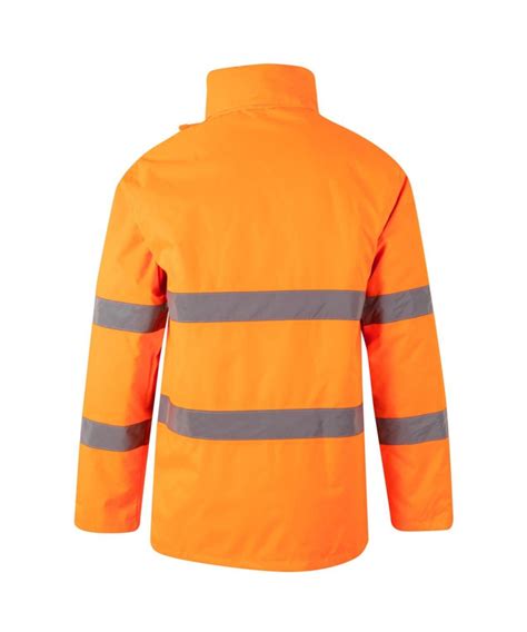 Grafika porównująca zwykłą odzież z odzieżą o wysokiej widoczności w różnych warunkach oświetleniowych