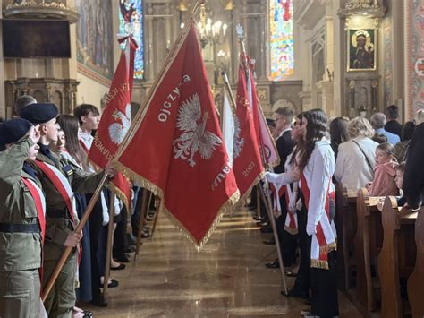 Uczestnicy Mszy Świętej w kościele w Obrze z pocztami sztandarowymi OSP