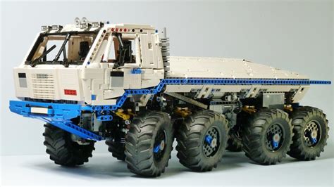 Zdjęcie przedstawiające model LEGO Technic Tatra 8x8 MOC w akcji