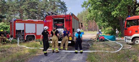 Zdjęcie strażaków ochotników podczas akcji ratowniczej lub gaszenia pożaru