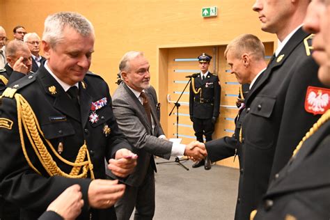 Zdjęcie wręczania medali strażakom ochotnikom