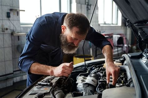 Mechanik pracujący przy klasycznym samochodzie w warsztacie Classic Remise