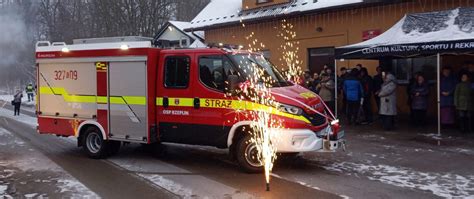 Współczesny samochód gaśniczy podczas akcji