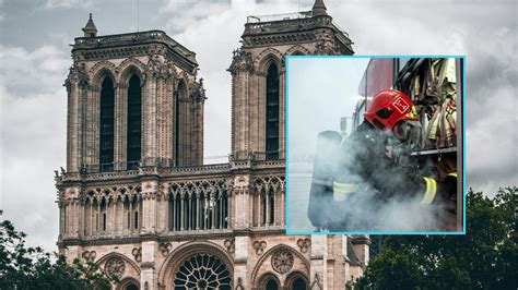 Zdjecie płonącej katedry Notre Dame z zewnątrz, widoczne płomienie na dachu i iglicy