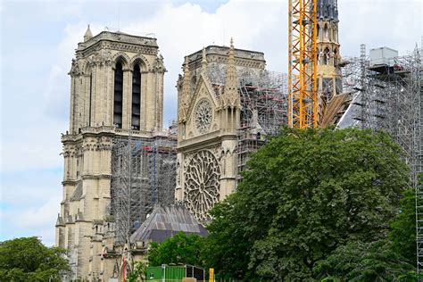 Zdjecie grafika przedstawiająca sieć powiązań teorii spiskowych, z katedrą Notre Dame w centrum