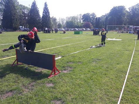 Zdjęcie z Gminnych Zawodów Sportowo-Pożarniczych w Łazach (ćwiczenia bojowe lub sztafeta)
