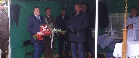 Starosta bielski przemawiający podczas uroczystości strażackich