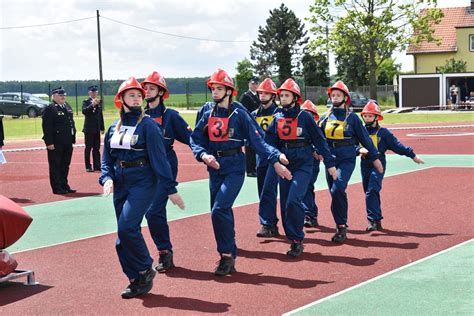 zdjęcie zawodów strażackich z udziałem drużyn męskich i kobiecych