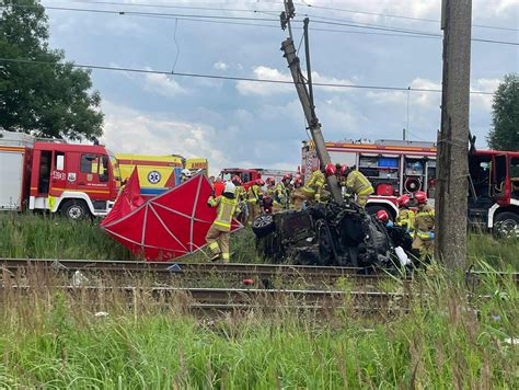 Scena wypadku masowego na przejeździe kolejowym z udziałem służb ratowniczych