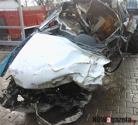 zdjęcie wraku kabrioletu po śmiertelnym wypadku