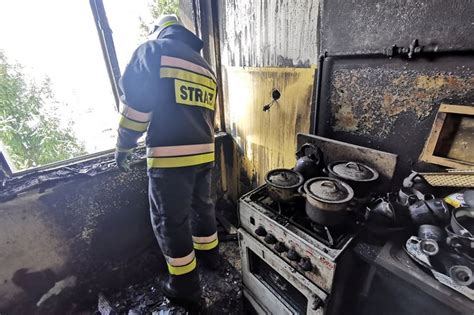 Zdjęcie: Widok na zniszczone po pożarze mieszkanie lub budynek