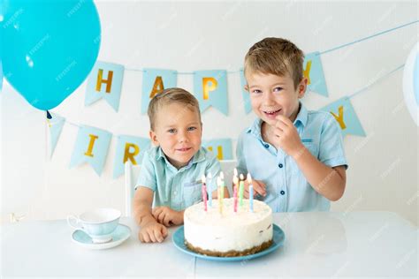 Policjanci i strażacy świętują urodziny 10-letniego chłopca z tortem i pokazem sprzętu.