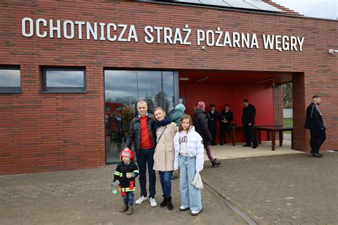Wnętrze nowej remizy strażackiej z wyposażonymi pomieszczeniami i boksami garażowymi.