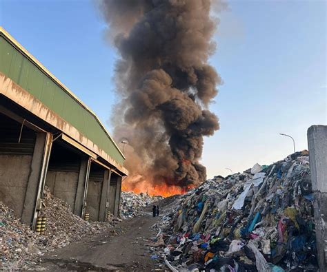Pożar składowiska recyklatów w Gronowie Górnym nocą