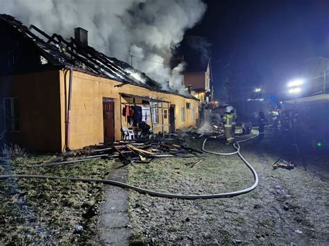 Zdjęcie przedstawiające zniszczony po pożarze budynek gospodarczy w Kobylance