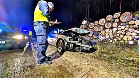 Policjanci na miejscu zdarzenia prowadzący dochodzenie