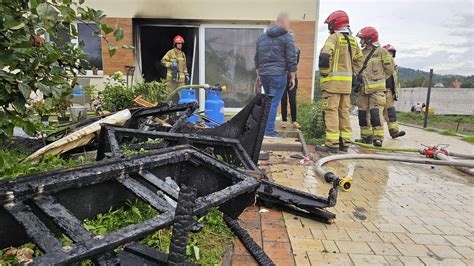 Pali się budynek jednorodzinny na ulicy Kalinowej w Kielcach. W akcji zastępy straży pożarnej.