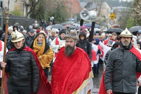 Droga Krzyżowa na osiedlu Barwinek w Kielcach. Wzięli w niej udział kapłani i wierni z parafii świętego Stanisława. Zobacz zdjęcia i wideo.
