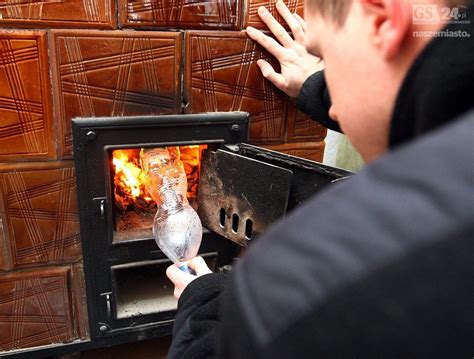 Kielecka Straż Miejska przy pomocy specjalnego samochodu sprawdzi czym palimy w piecu.