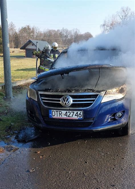 W Bardzie w gminie Raków samochód zapalił się podczas jazdy.