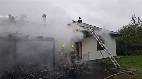 Widok na płonący dach masarni Janpol w Chmielniku z daleka, ukazujący dużą kłęby dymu