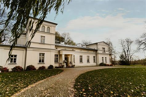 Zdjęcie przedstawiające płonący zabytkowy dwór w Klimontowie, ukazujące płomienie i dym