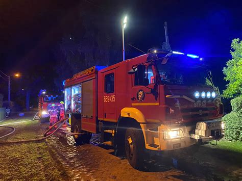 Zdjecie przedstawiajace wóz strażacki lub karetkę na ulicy nocą, symbolizujące interwencję ratunkową.