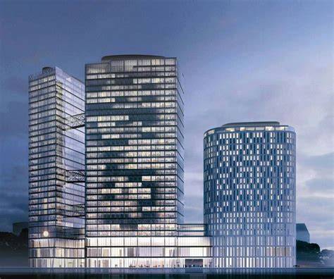The Warsaw Hub - płonący wieżowiec w Warszawie nocą