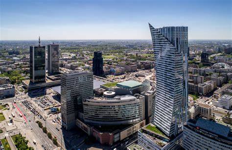 Wieżowiec Złota 44 na tle panoramy Warszawy