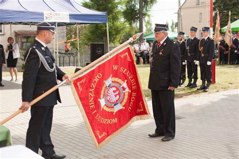 Fotografia przedstawiająca grupę strażaków OSP Chorągwica w historycznych strojach.