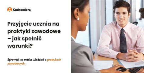 Zdjęcie: Student rozmawiający z opiekunem praktyk