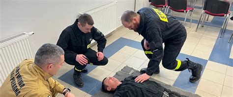 zdjęcie strażaków OSP udzielających pierwszej pomocy