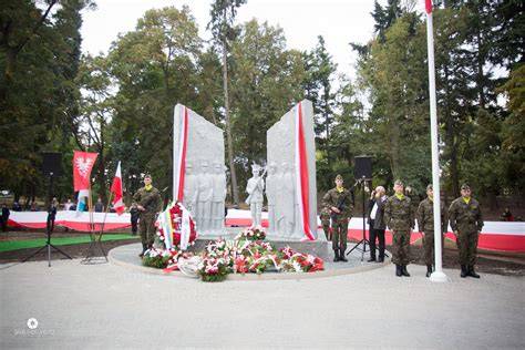 Zdjęcie pomnika upamiętniającego więźniarki obozu w Grabach