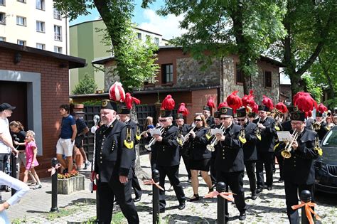 Parada orkiestry dętej i mażoretek na zawodach strażackich w Liskowie