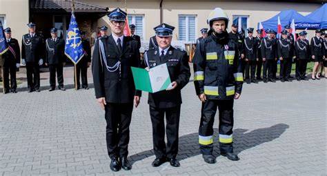 Zdjęcie nowego średniego samochodu ratowniczo-gaśniczego OSP Oględów podczas uroczystości
