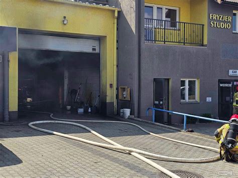 Scena pożaru w Radlinie z wybuchającą butlą z acetylenem i rannymi strażakami