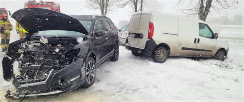 Zdjęcie rozbitego samochodu Volvo po wypadku w Hucie Nowej