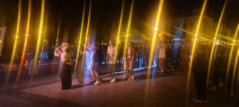 Uczestnicy balu bawiący się przy muzyce