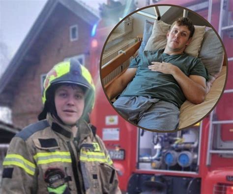 Ilustracja strażaka używającego drabiny podczas akcji ratowniczej