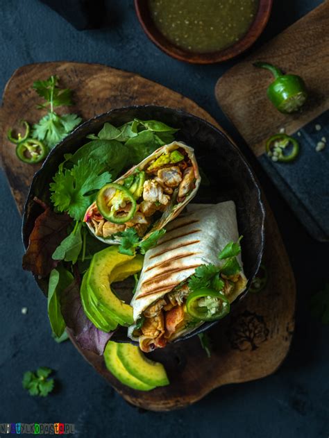 Apetyczne burrito z różnymi dodatkami