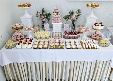 Elegancko zaaranżowany stół z cateringiem na imprezę