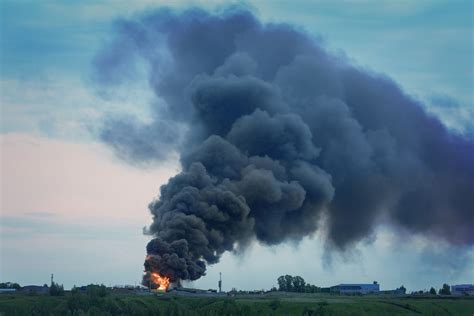 zdjęcie dymu unoszącego się nad składowiskiem opon w Raciniewie