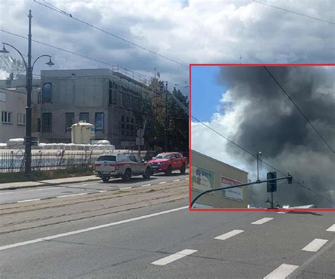 zdjęcie czarnego dymu unoszącego się nad Toruniem