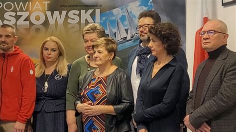 Zdjęcie z konferencji prasowej w Starostwie Powiatowym w Przasnyszu z udziałem starosty, wójtów i przedstawicieli straży pożarnej.