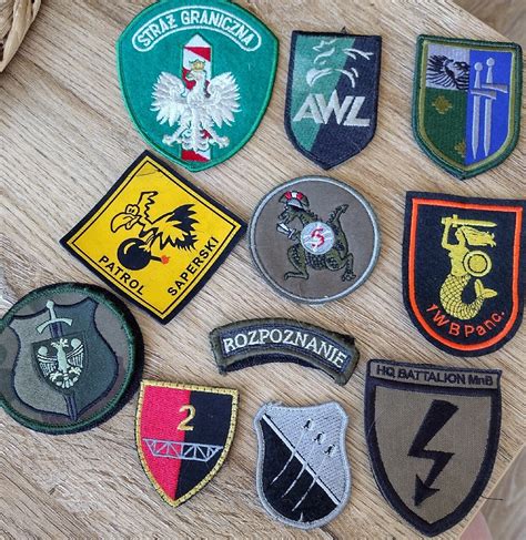 Tematyczne zdjęcie przedstawiające różnorodne naszywki na mundurach