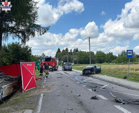 Zdjęcie rozbitego samochodu BMW na miejscu wypadku w Olsztynie