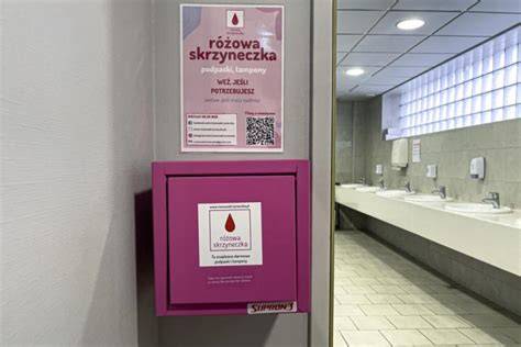 Ilustracja przedstawiająca opakowanie chusteczek do higieny osobistej dla strażaków, z wyraźnymi oznaczeniami 
