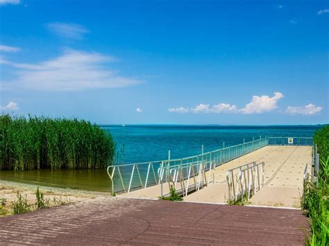 Odbudowana promenada w Trzebieży z widokiem na Zalew Szczeciński
