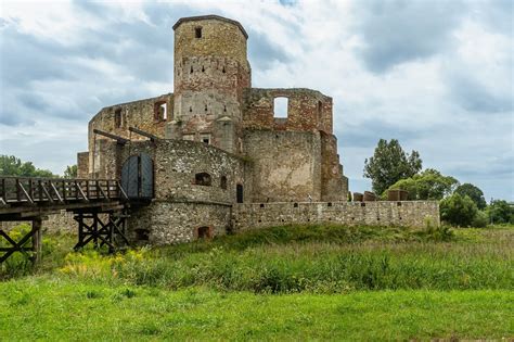 Strażacy z Gacek na zamku w Szydłowie podczas zawodów strażackich w 1943 r.
