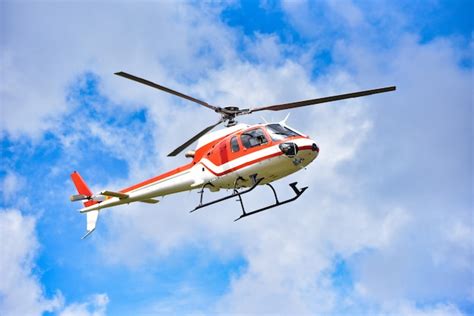 Czerwony helikopter ratunkowy Wallaby ze Strażaka Sama w akcji